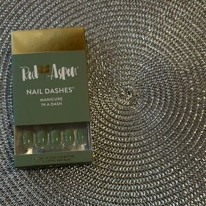 Red Aspen Green Nail Dashes